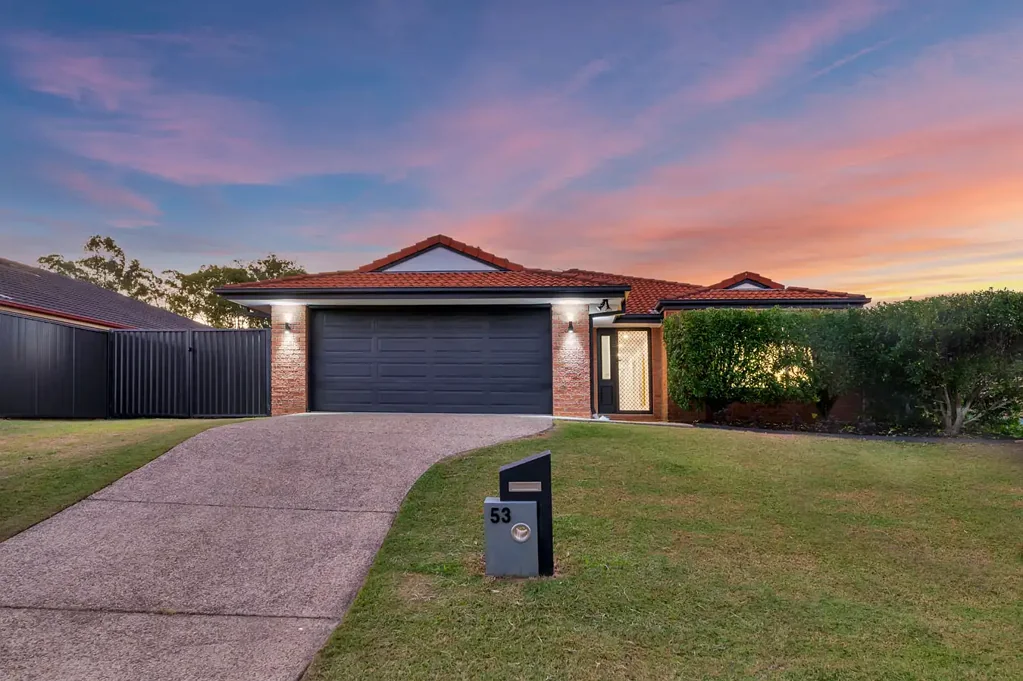 Upper Coomera 4कमरा IMMACULATE FAMILY HOME - QUICK SETTLEMENT AVAILABLE!
