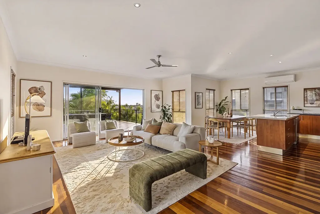 Currumbin Waters 4房  Generous Hillside Home with Views, Privacy & Lifestyle Appeal