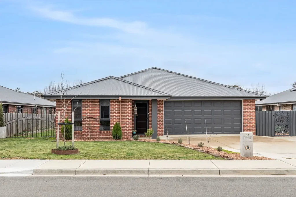 Hadspen 4 Bedroom Fantastic family home, multiple living rooms, side access for boat and caravan, separate garage