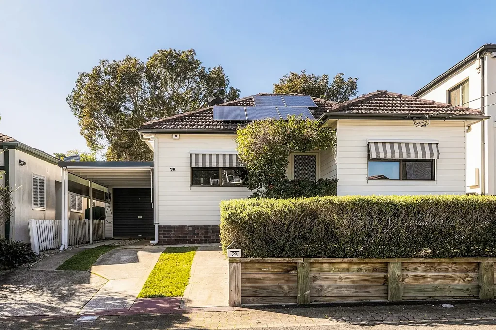 Earlwood 3房 独立式家庭港湾，拥有令人羡慕的院子 Freestanding family haven with enviable yard