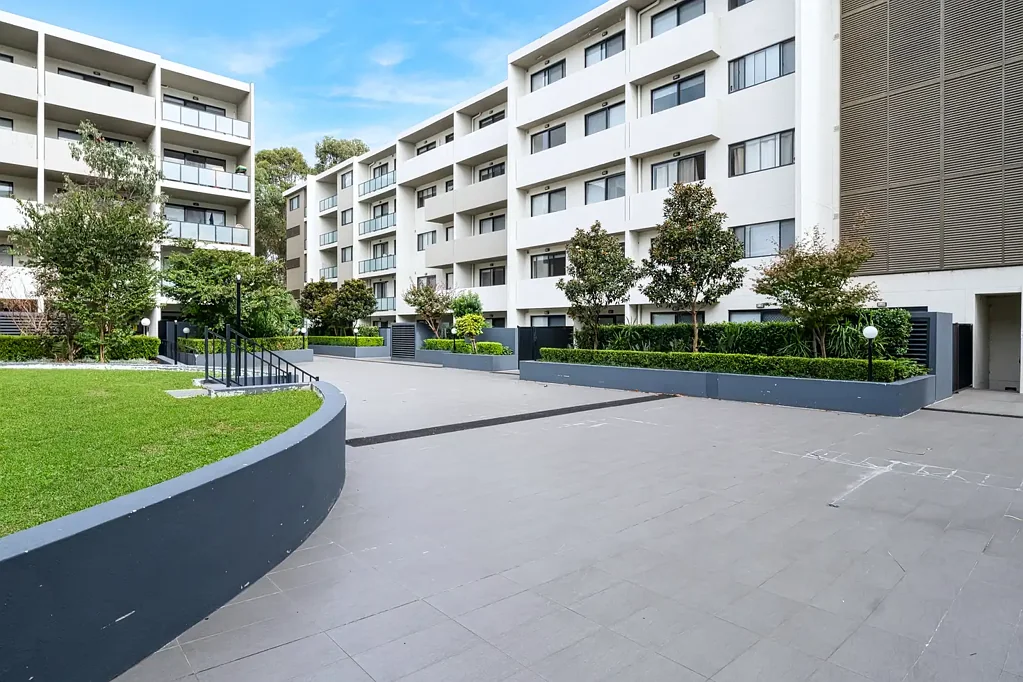 Quakers Hill 2 Bedroom WALK TO ALL THE AMENITIES!