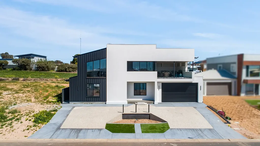 Wallaroo 5 Slaapkamer Near-new two-storey marina living with water views