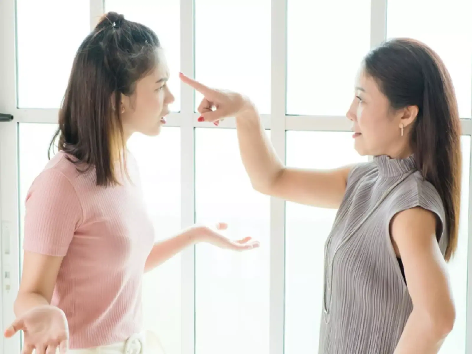 华人妹子手撕婆婆！被婆婆扇一耳光，一个电话把婆婆全家送进监狱