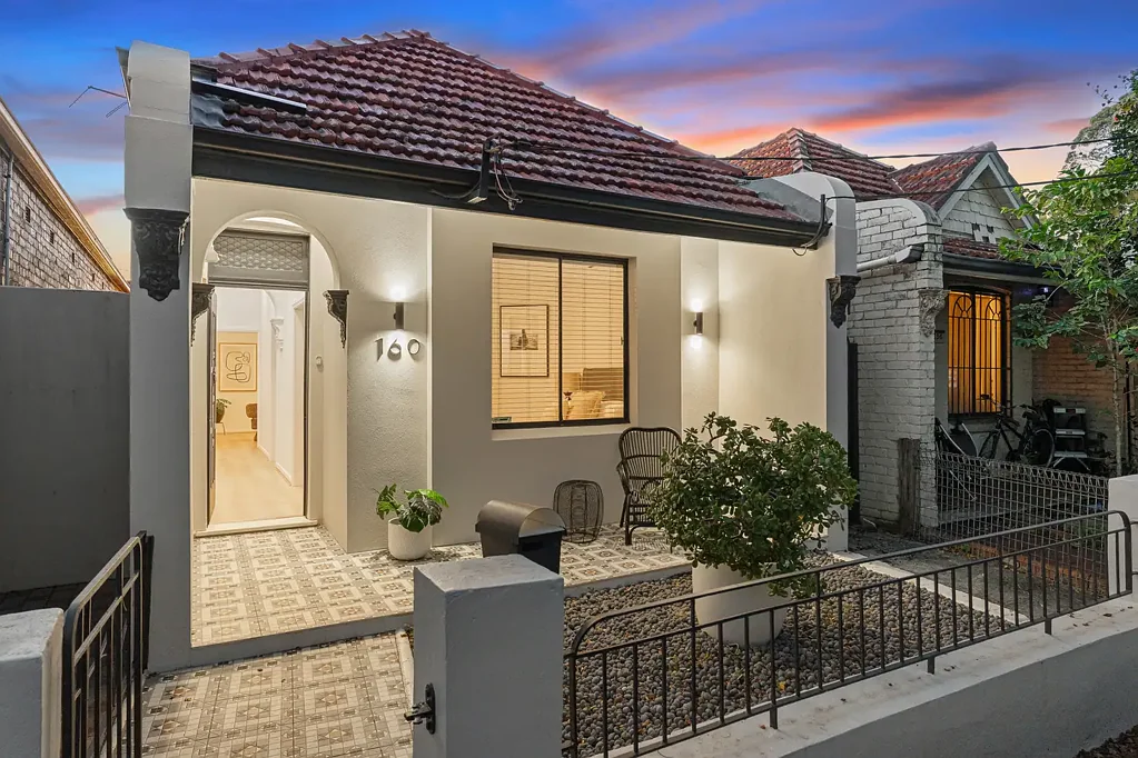 Marrickville 2 Slaapkamer Beautifully Updated Freestanding Family Home with Timeless Character