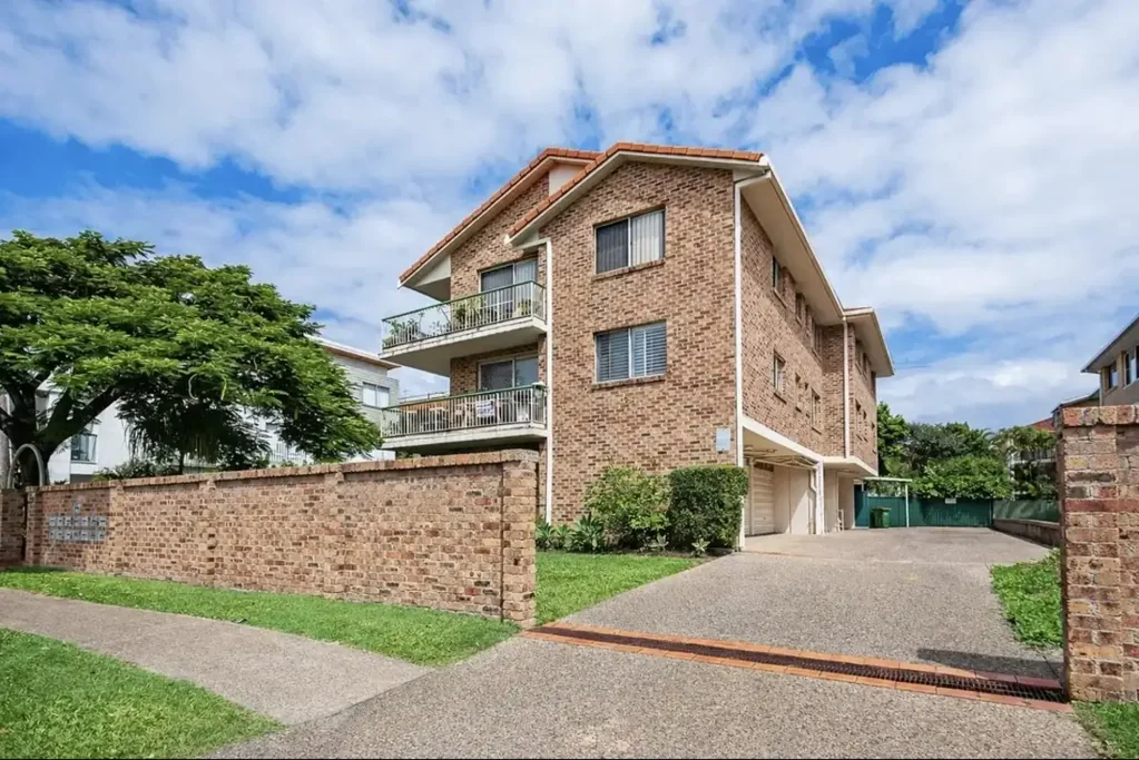 Southport 2ห้องนอน Beautifully Renovated Vacant Possession Home with Low Body Corporate in Prime Location!