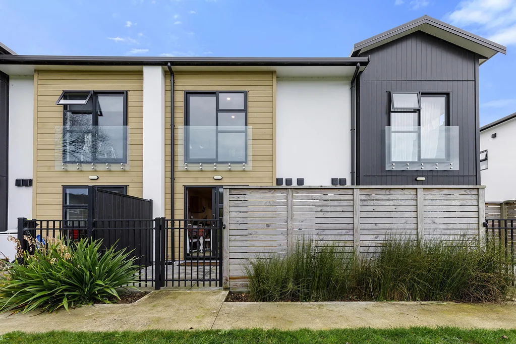 Wainuiomata 2Phòng ngủ Modern, Easy Living with Parkside Appeal!