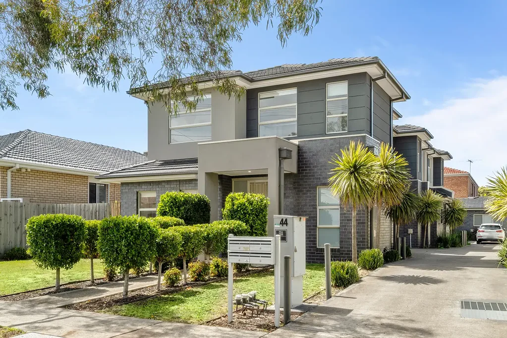 Hadfield 3房 Central Avenue入口路径 成熟景观环绕 Lusso高端电器 双层玻璃滑动门 分体式冷暖空调 安全车库内通道 步行5分钟生活区 公园环绕理想家园 Stylish Modern Townhouse with Local Charm and Everyday Convenience