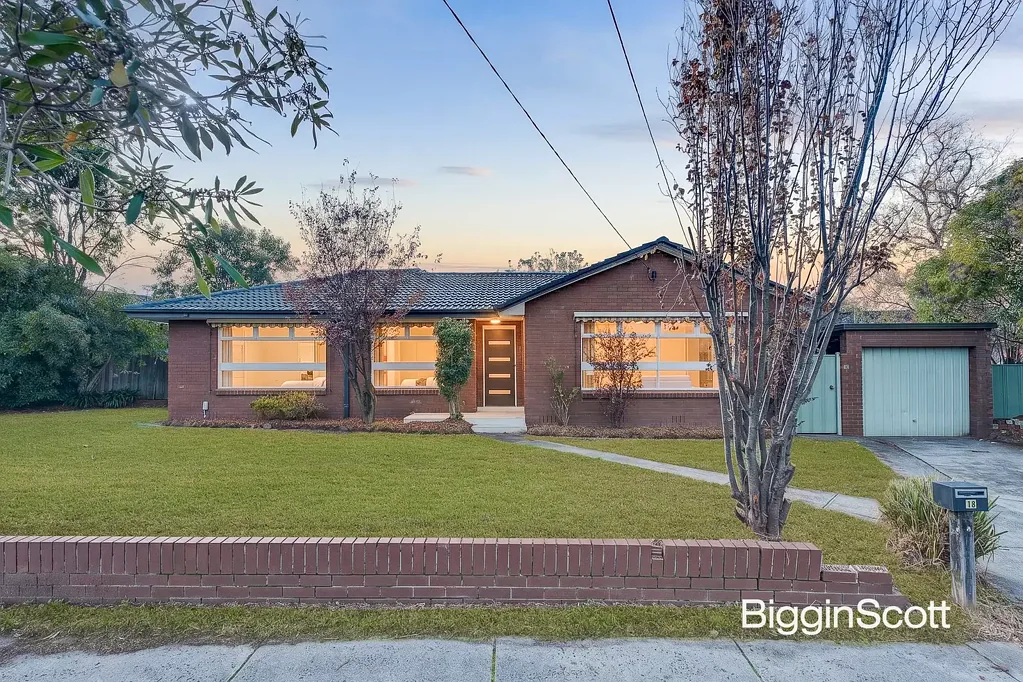 Glen Waverley 3غرفة نوم NEWLY RENOVATED FAMILY EXCELLENCE ON A WIDE 656SQM CORNER OF CONVENIENCE!