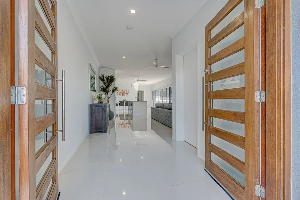 Wongaling Beach 3 Bedroom Modern 3 Bedroom Duplex, 300m to the Beach !