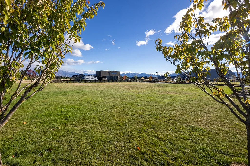 Wanaka Premium Parklike Living