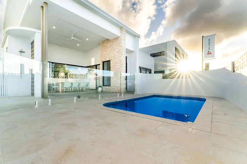 Caboolture 4房 盐水泳池奢享 宽敞四卧 现代厨房石材台面 无缝室内外生活 主卧套房定制 双车库便捷 Elegant and Luxurious