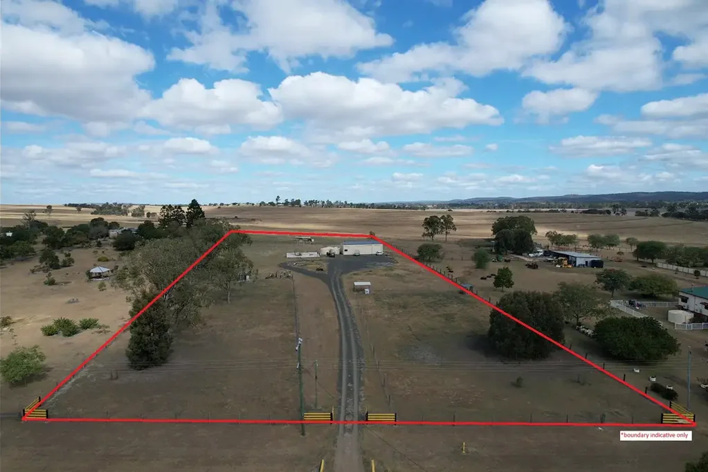 Monto Acreage with Town Conveniences