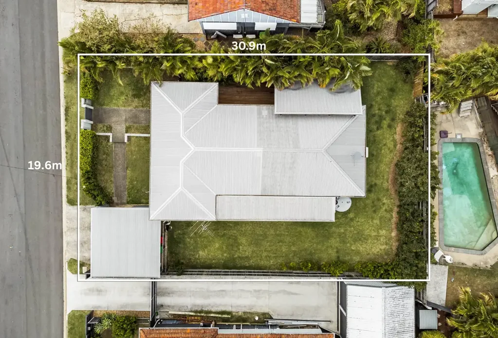 Wavell Heights 3房 精心翻新战后宅 607平米全围栏地 抛光硬木地板 石材岛台瀑布边 Westinghouse厨电 Mitsubishi空调 主卧套间带步入式衣帽间 覆盖娱乐甲板 双车库电动门 Exceptional Opportunity in an Elevated and Quiet Enclave
