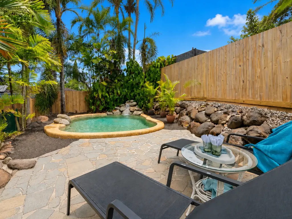 Mount Sheridan 3房  TROPICAL LIVING AT ITS FINEST - REMARKABLY RENOVATED FAMILY RESIDENCE