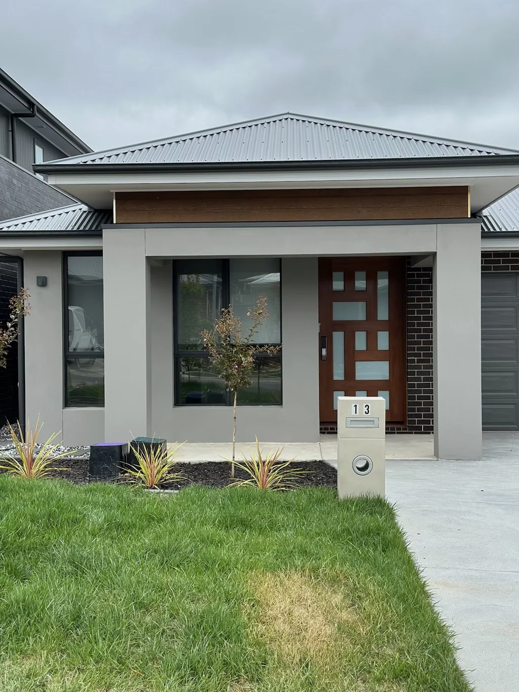 Stunning 4 Bedroom House with Separate 1 Bed Studio in Googong!