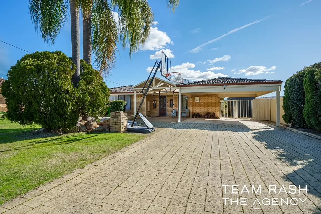 Beechboro 4房  Spacious Family Entertainer on 765sqm with Pool, Parking & Prime Location!