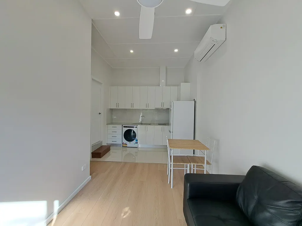 One Bedroom Granny Flat in CHHS catchment (Furnished & Water included) with Separated front entrance