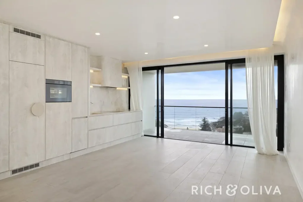 Lavish Living with Serene Beachside Outlooks!