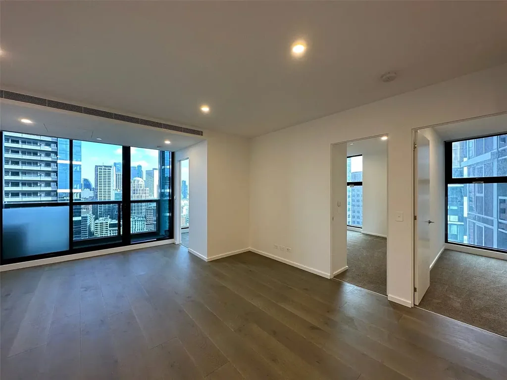 UNFURNISHED ELEGANT CORNER THREE BEDROOM ONE CARPARK APARTMENT LOCATED IN HEART OF SOUTHBANK