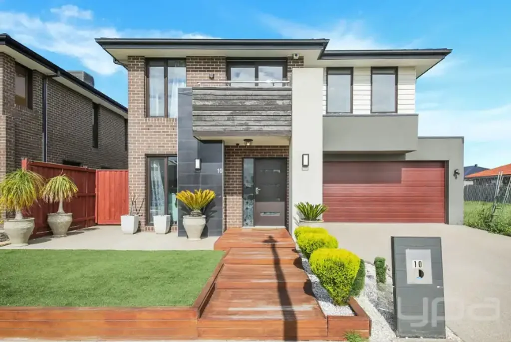 Stylish Double-Storey Family Home with Space, Comfort & Elegance !!