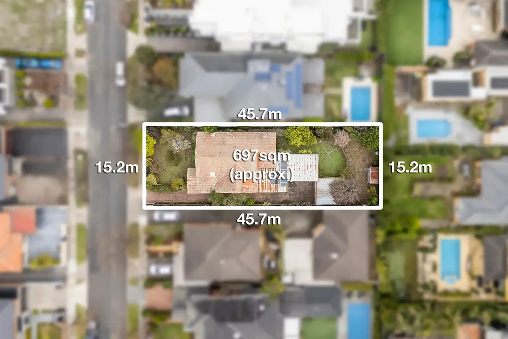 Caulfield 4房 697sqm庞大地块 中心地带位置 朝北理想朝向 永恒特征细节 翻新重建潜力 无与伦生活方式 Character, Land And Family Vision