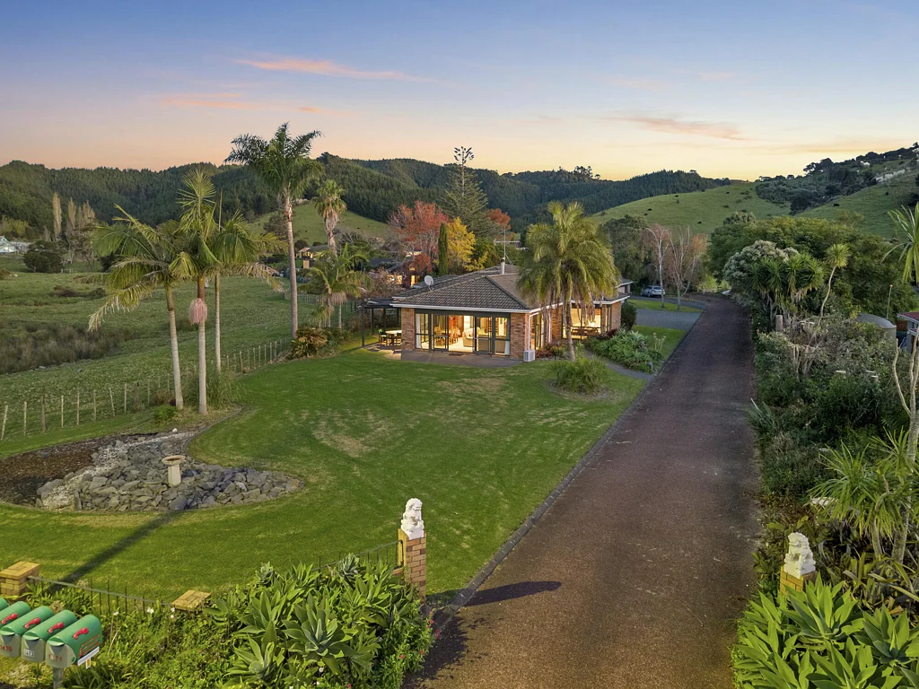 Kawakawa Bay 4Phòng ngủ Waterfront Home + Income - Make Your Offer!