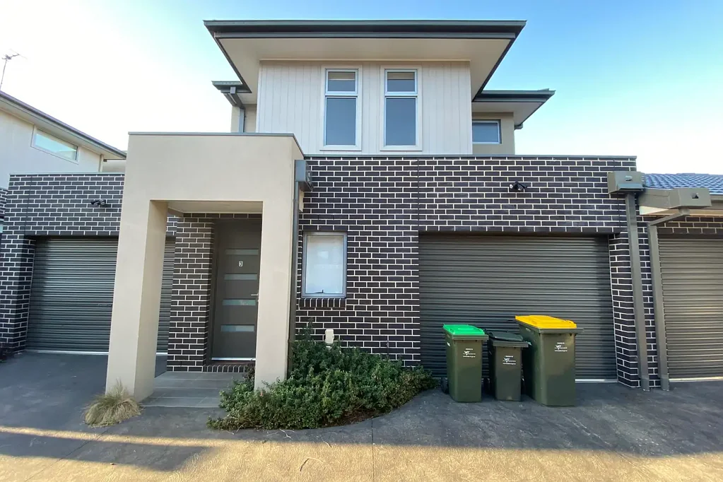 MODERN 2 BEDROOM TOWNHOUSE IN PRIME LOCATION