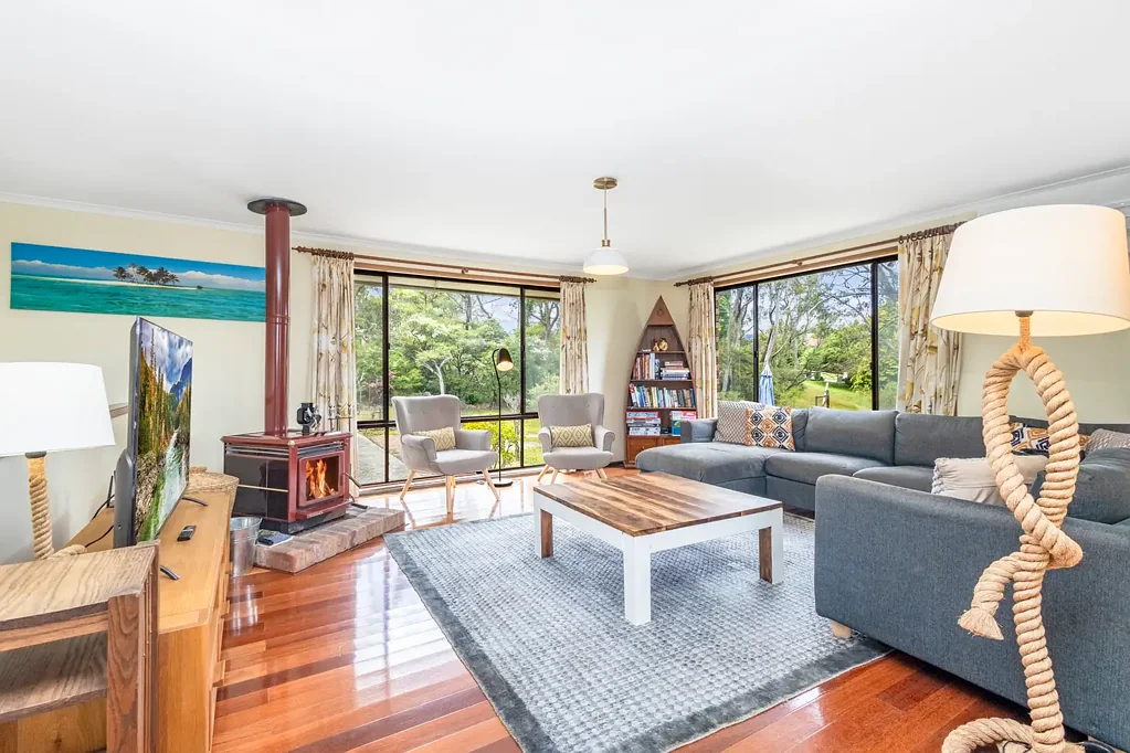 Katoomba 4બેડરૂમ 3+br Brick house with amazing views, huge rumpus room, with over 1 acre of usable land. Excellent investment income grossing nearly $100k annually.