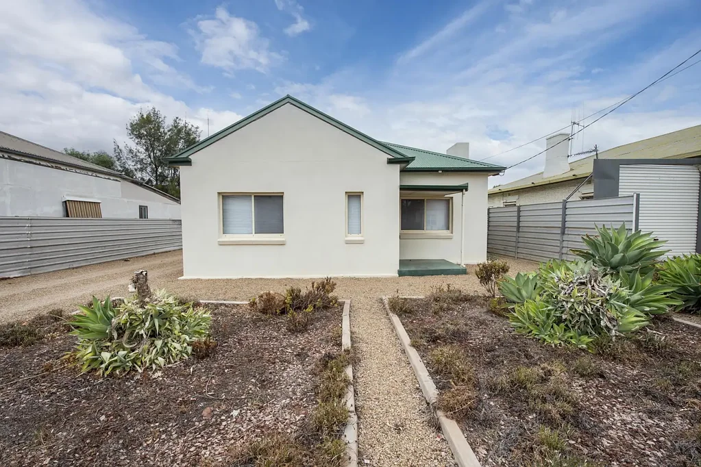 2 Bedrooms Good Location close to CBD
