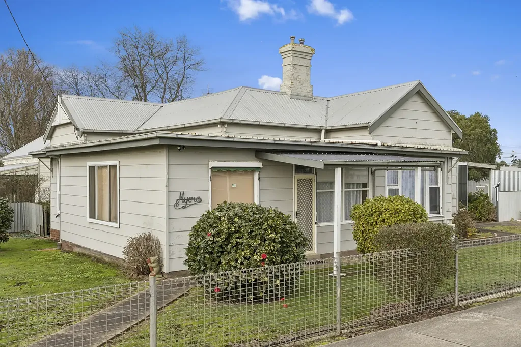Cobden 3 Slaapkamer Corner Block with Unlimited Potential in the Heart of Cobden