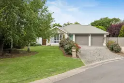 2 Maple Court, Oakbank