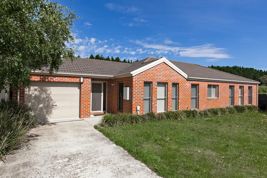 Canadian 3 Bedroom Spacious, Private and Perfectly Positioned in Mount Clear