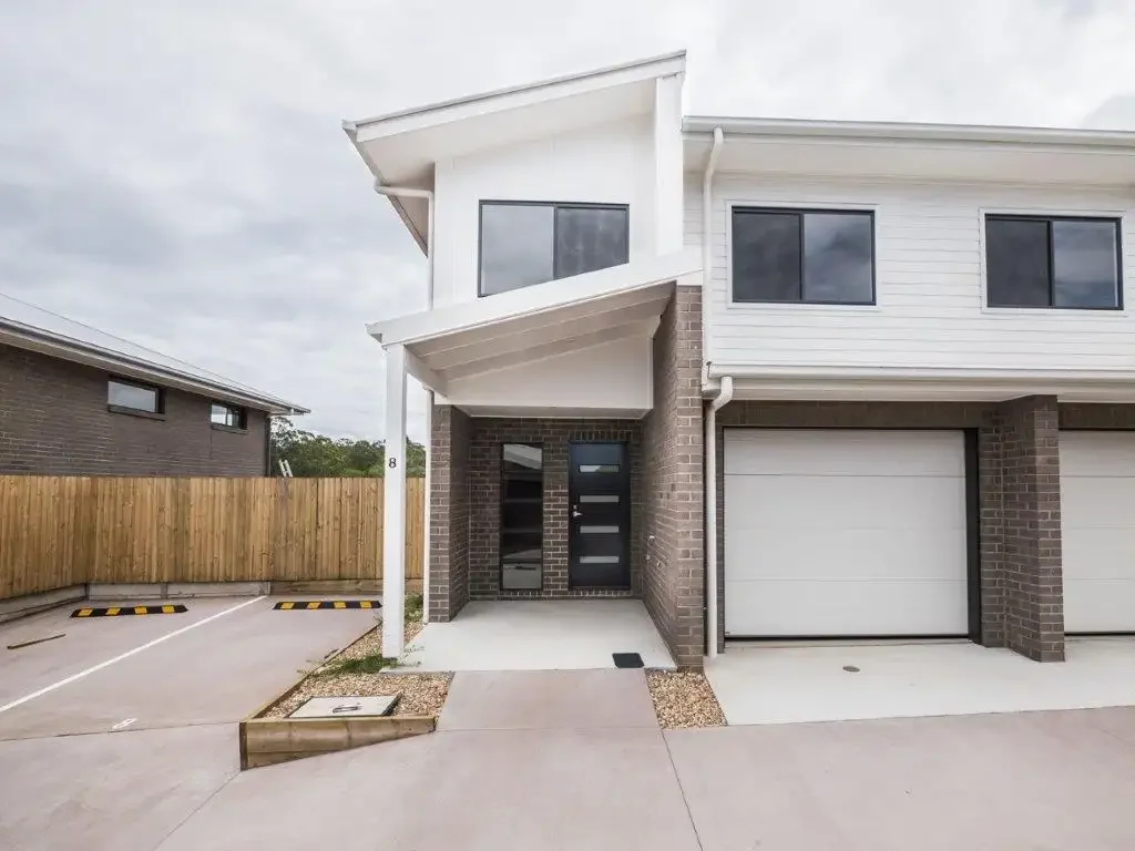 3 BEDROOM AIR CONDITION TOWN HOUSE