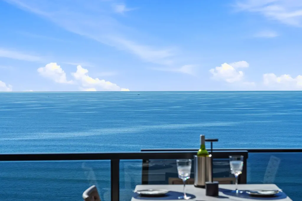 Broadbeach 3 Bedroom Luxurious Beachside Sky-Home