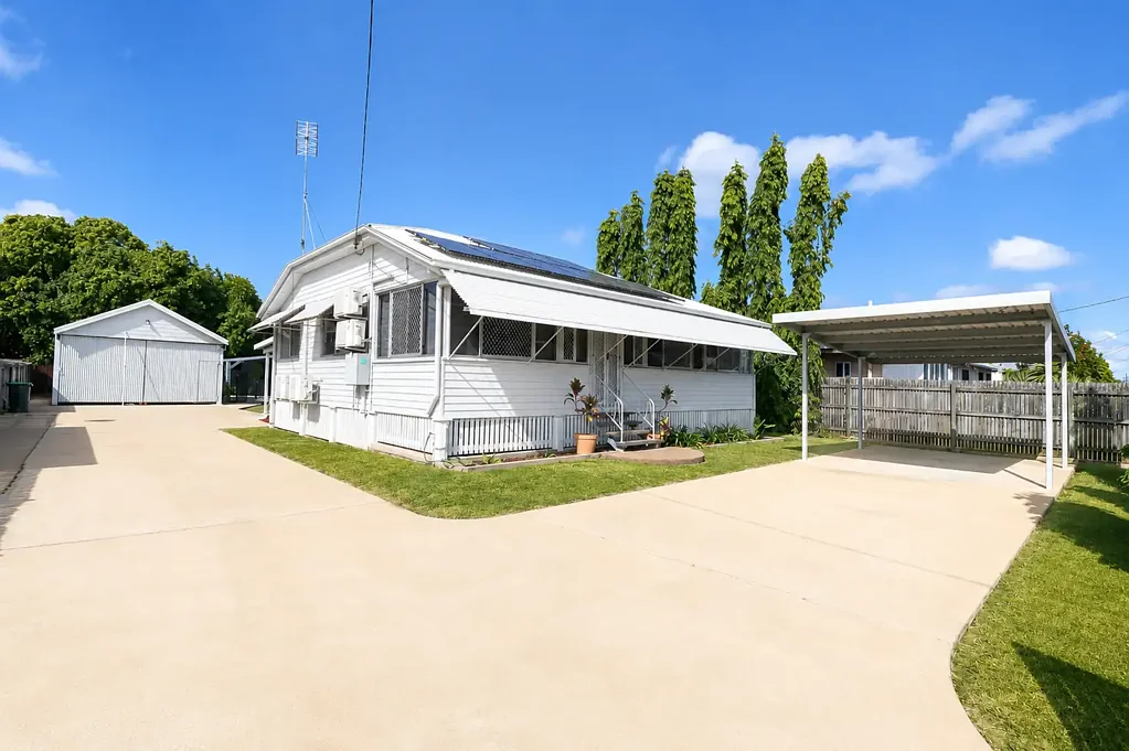 Ayr 3침실 Family Home with Pool, Shed & Solar