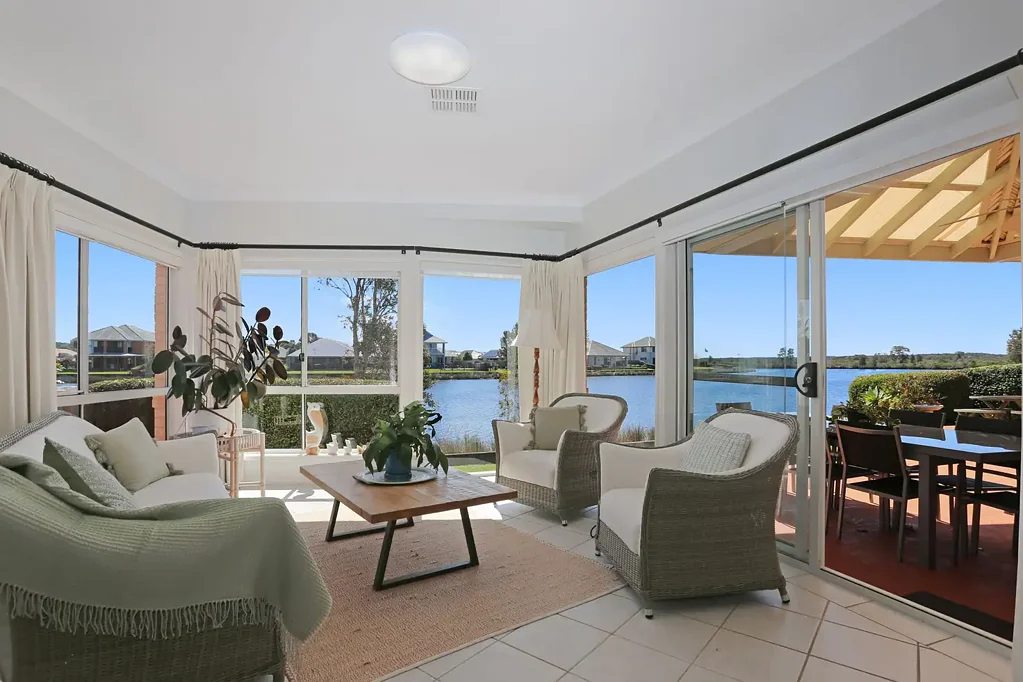 Tea Gardens 4房  Quality home with panoramic water views.