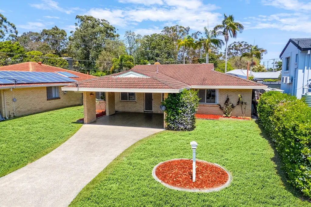 Broadbeach Waters 4房  'THE ULTIMATE RENOVATOR ON ONE OF BROADBEACH WATERS' MOST PRESTIGIOUS STREETS!'
