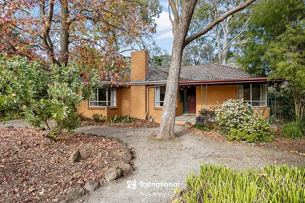 Mount Waverley 3房 28米宽门面 665㎡朝北平地 现代化改造潜力 学区房 步行火车站 靠近高尔夫球场 Classic Charm in MWSC Zone