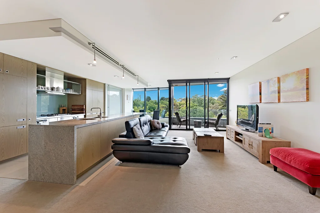 Fully Furnished "Melburnian'' Apartment