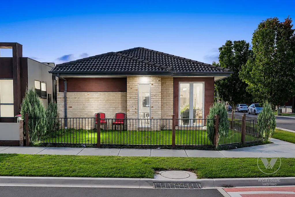 Tarneit 4 Bedroom Prime Tarneit Living Within Walking Distance to Schools, Station & Shops!