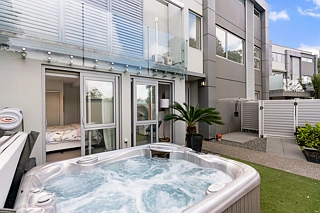 441H Beach Road, Mairangi Bay, North Shore City