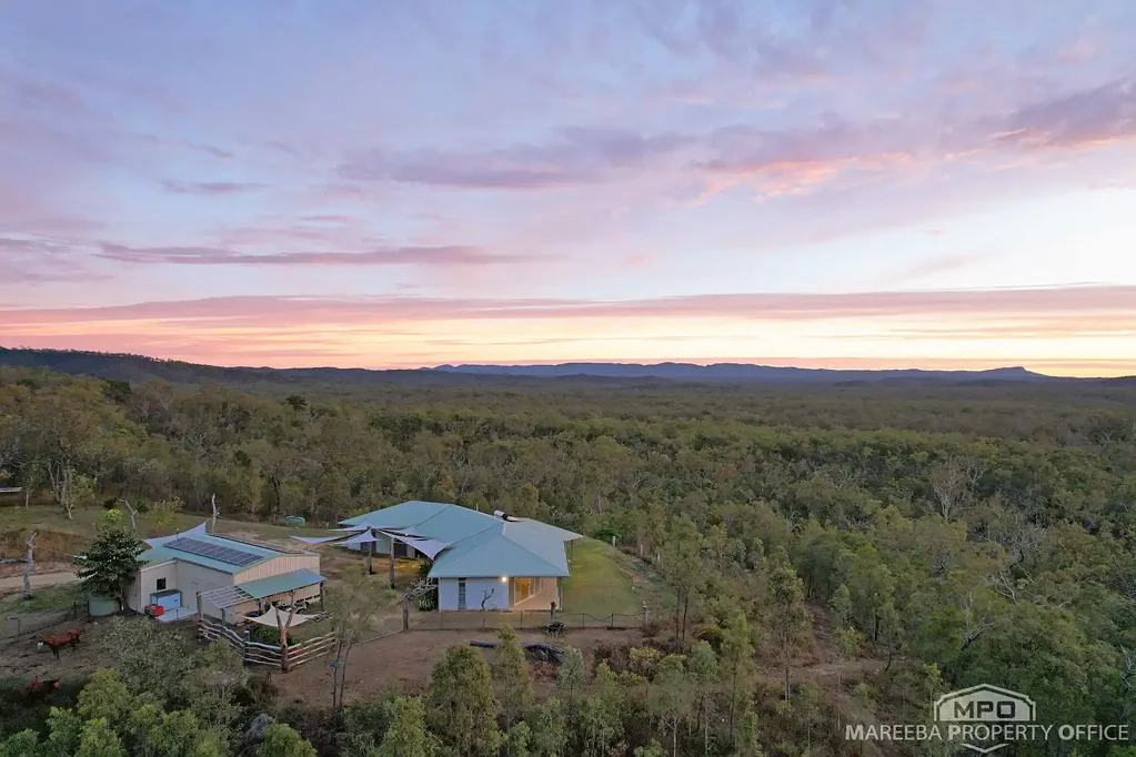 Mareeba 5ਬੈੱਡਰੂਮ ARCHITECTURALLY DESIGNED HOME ON 40.31 HA