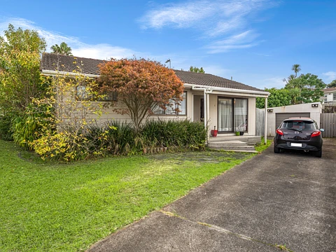 Bucklands Beach 4房  Potential to add value here!!!