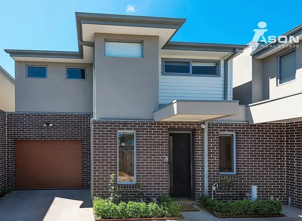 STYLISH TOWNHOUSE HEART OF TULLAMARINE!