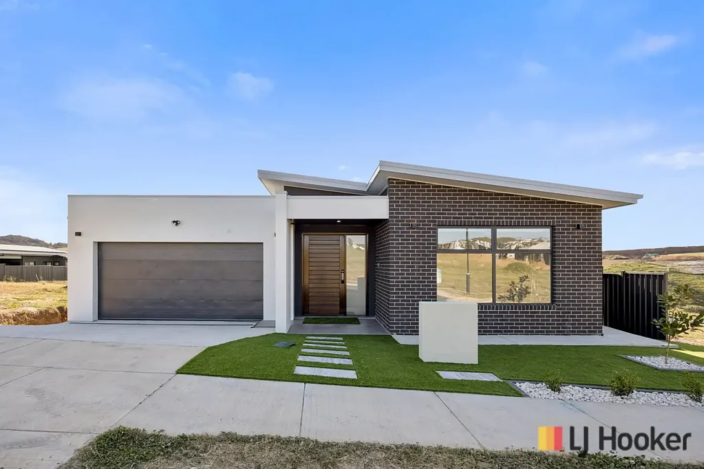 Spacious Modern Home with Butlers Pantry & Two Main Suites