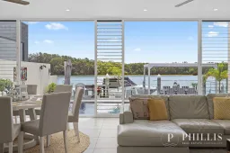 7106 Marine Drive East, Hope Island