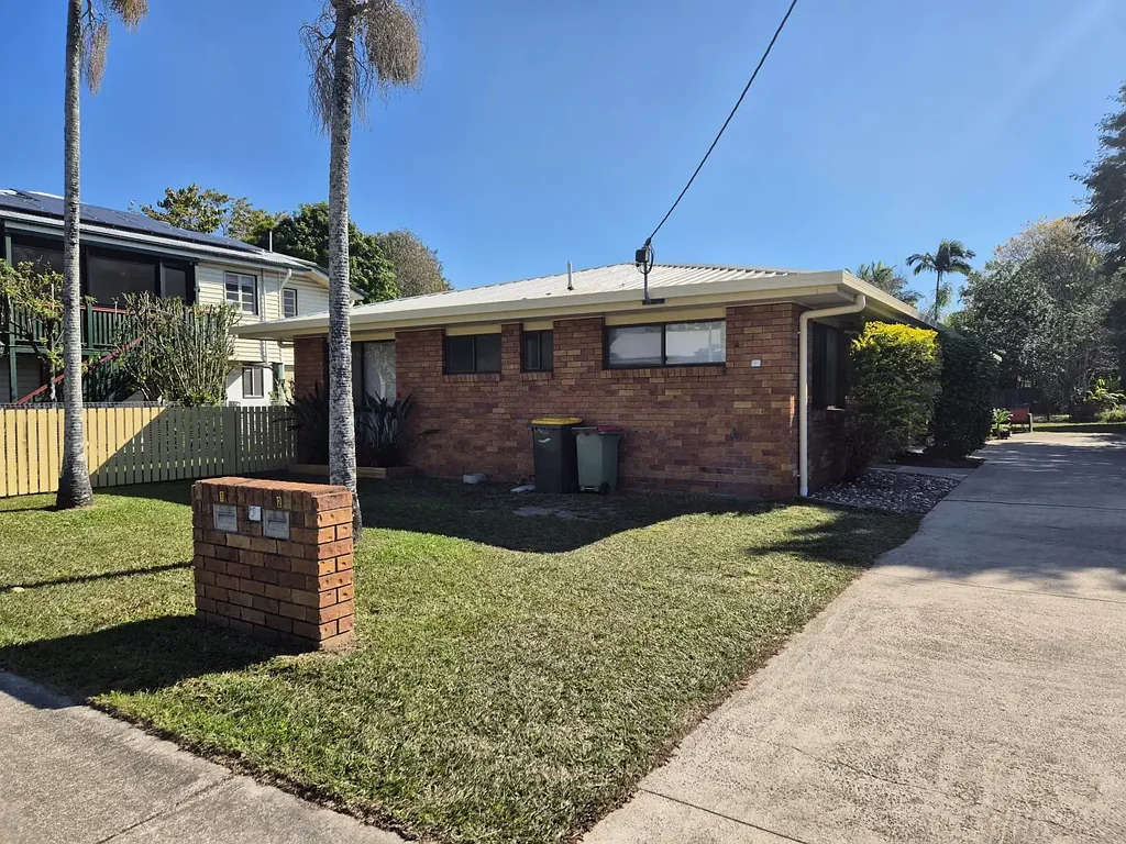 Beautifully Renovated 3 Bedroom Duplex!