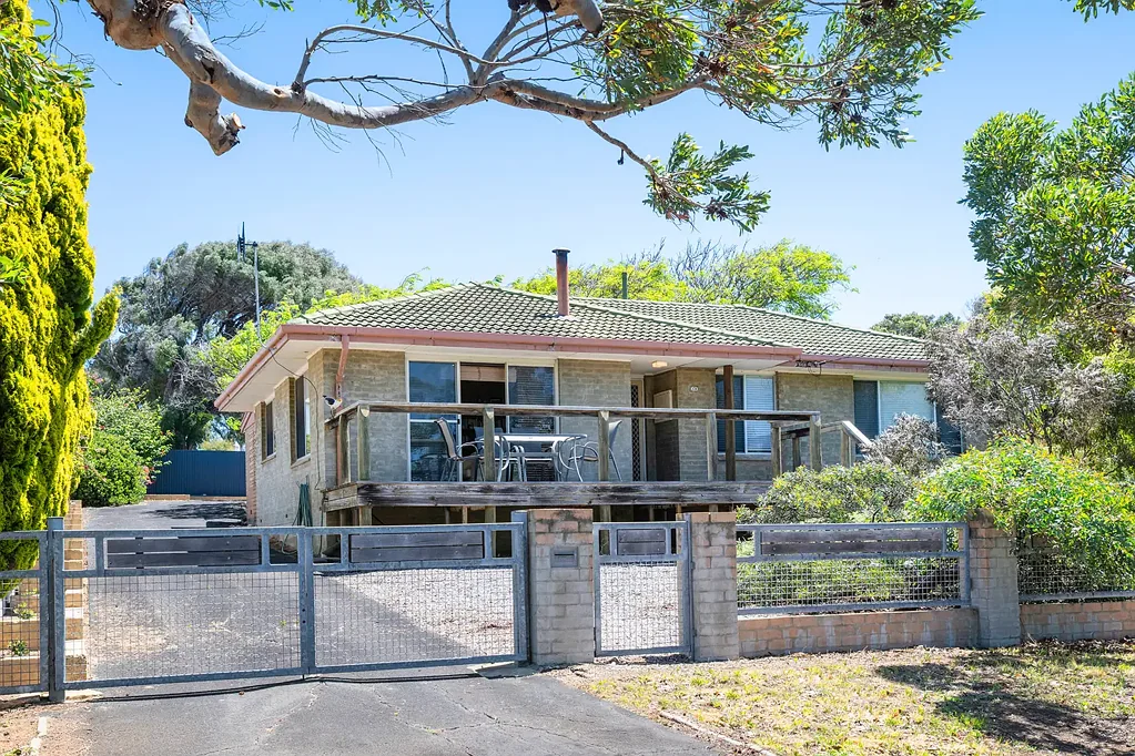 Augusta 3कमरा In Town Charm with the Hard Work Done