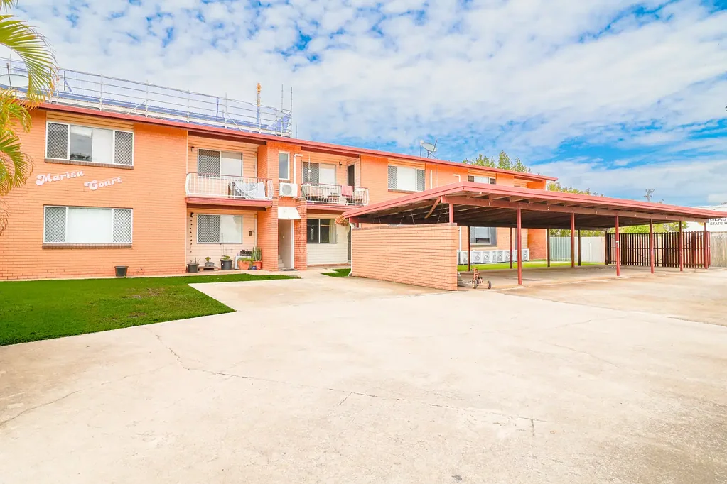 VERY NEAT AND TIDY UNIT IN IDEAL LOCATION