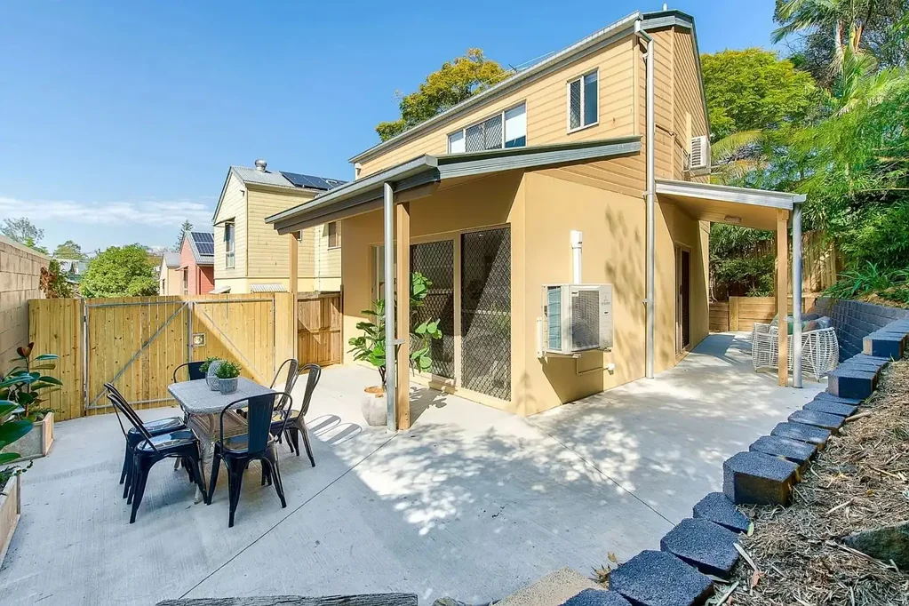 Ashgrove 3 Bedroom Peaceful Townhouse with Private Garden